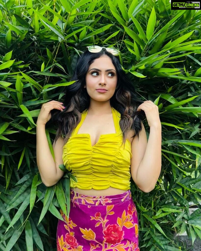 Aayushi Dholakia Instagram - it’s the grill season💗☀️☄️⛱️🍹 . . . . . . hmu- @vanitapatelmakeovers #springoutfits #springoutfitideas #ootddetails #summeroutfitideas #summeroutfit
