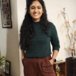 Aayushi Dholakia Instagram - Never would have thought that Vedika would come into my life in such a beautiful way and become an integral part of my journey✨ The best thing I learnt from her was that when you love something you give it your all, keeping all the fears aside🥰 Thank you @parimalpatelmotionpictures @neerajjoshiofficial_ @jaymerchant10 @rushi_mehtaa for trusting me with this character🙏🏻 I hope I did justice to it🧿♥️ Here are few of my favourite moments captured during the shoot of HELLO📞😍😋 . . . . #behindthescene #actingcareer #goodmovies #mymovie #movieshot #bts #instacinema #movie