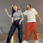Aayushi Dholakia Instagram - such a beautiful feeling dancing onto this soothing track by @sachetparamparaofficial @sachettandonofficial 🫶🏻💖 Dancing w/ @devthakkar13 ✨ Choreography by my favourite @dharmiksamani ❤️‍🔥 . . . . #reels #danceitout #dancetime #dancelovers #dancemood #lovefordance