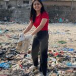 Aayushi Dholakia Instagram - new decade, continued purpose🙏🏻🌍 thank you @beachpleaseindia @kalambemalhar for making the cleanup drive even more special🥺❤️ Here’s a call out to everyone who wishes to contribute in someway to our environment- check out @beachpleaseindia and be a part of their weekly cleanup drives🙌🏻💖 Here’s to a new chapter🥂⚡️ #cleaning #mybirthday #notforprofit #givebacktothecommunity #reelitfeelit