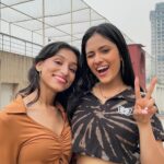 Aayushi Dholakia Instagram - well we had an audience🫠 the cutest choreography ahhh dc : @thatswirlingsoul @aayushidholakia_ tag us if you recreate #swirlwithshruti #mileyamileya #danceitout #dancegoals #dancegirl #dancetime #lovefordance #dancemood