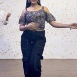 Aayushi Dholakia Instagram - Oye baat sun na💥 @dharmiksamani just manages to challenge me every single time with his choreos😍 this was a BOMB workshop and enjoyed it to the max🤩💣 . . . . 🧠- @dharmiksamani 📍- @allthingsstudioind #reels #dancetime #dancelessons #danceworkshop #learntodance #danceitout #dancegoals #dancegirl