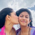Aayushi Dholakia Instagram - CUTEST VIDEO YOU WILL SEEEE!!🫶🏻❤️🧿 Last one is favourite so watch till the endddd!!🥰✨ Tag the person with whom you wish to recreate this😋 . . . . . Our beautiful outfits from: @ekrang_ #reels #posingtips #photoposes #sisters #sisterstime #sisterbonding