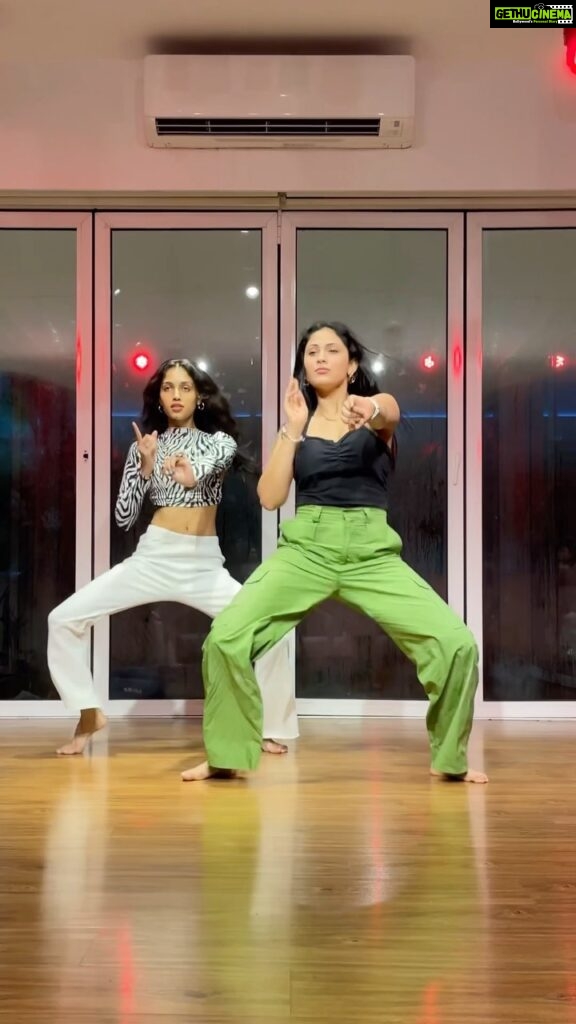 Aayushi Dholakia Instagram - Kahi aag lage lag jaave🔥 Learnt and danced on this fire choreography by @anvishetty 🫶🏻 . . . . 🧠- @anvishetty 📍- @tangerineartsstudio #dancelovers #dancetime #lovefordance #dancemood #lovedancing #dancewithme