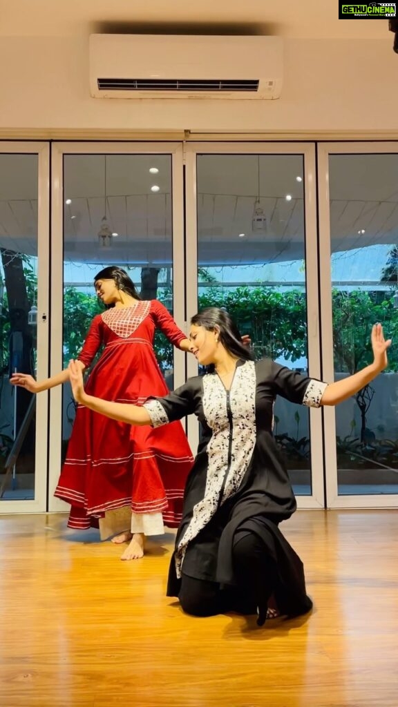 Aayushi Dholakia Instagram - POV: When your heart and mind desires for the same thing🫶🏻 dancing on this beautiful track with @anvishetty was truly very special🥰 . . . . . Choreography- @anvishetty 📍- @tangerineartsstudio #danceitout #lovedancing #dancetime #dancelovers #danceworkshop #lovefordance