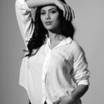 Aayushi Dholakia Instagram - stole dad’s shirt🖤 . . . . . Clicked by: @luck_eiii @studio.strobes #photomodeling #modellook #fashionmodeling #modelinglife #beforeandafter