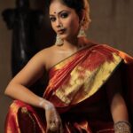 Aayushi Dholakia Instagram - कसा आहे⚜️ . . . . . HMU- @plumzstudio Clicked by- @wanderingwithdreamer #indoorphotoshoot #photomodels #fashionshoots #modelinglife #sareetime #lovesaree #traditionaloutfit