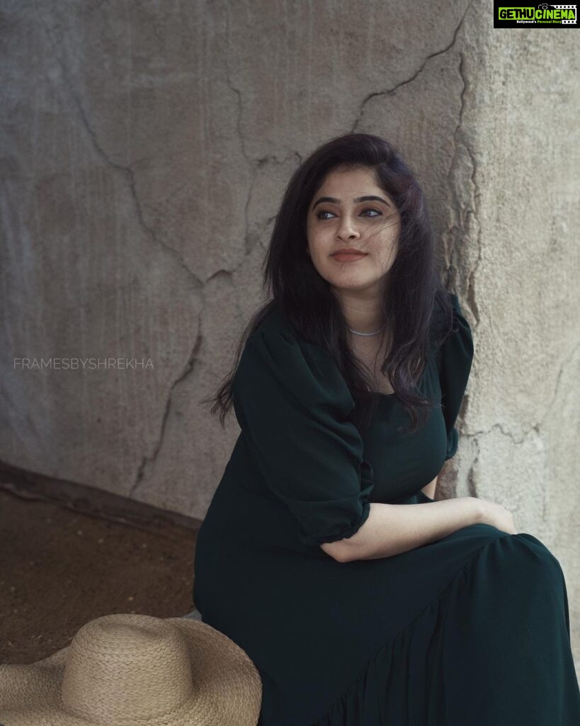 Aima Rosmy Sebastian Instagram - A Stroll by the Seef ✨ P.C @framesbyshrekha 📸 Wardrobe @amazebyashiyajesel 👗 .. . . . . . . . . . #instagood #instapost #instagram #instatrend #fashionblogger #story #storytime #dubai Al Seef Heritage Souq