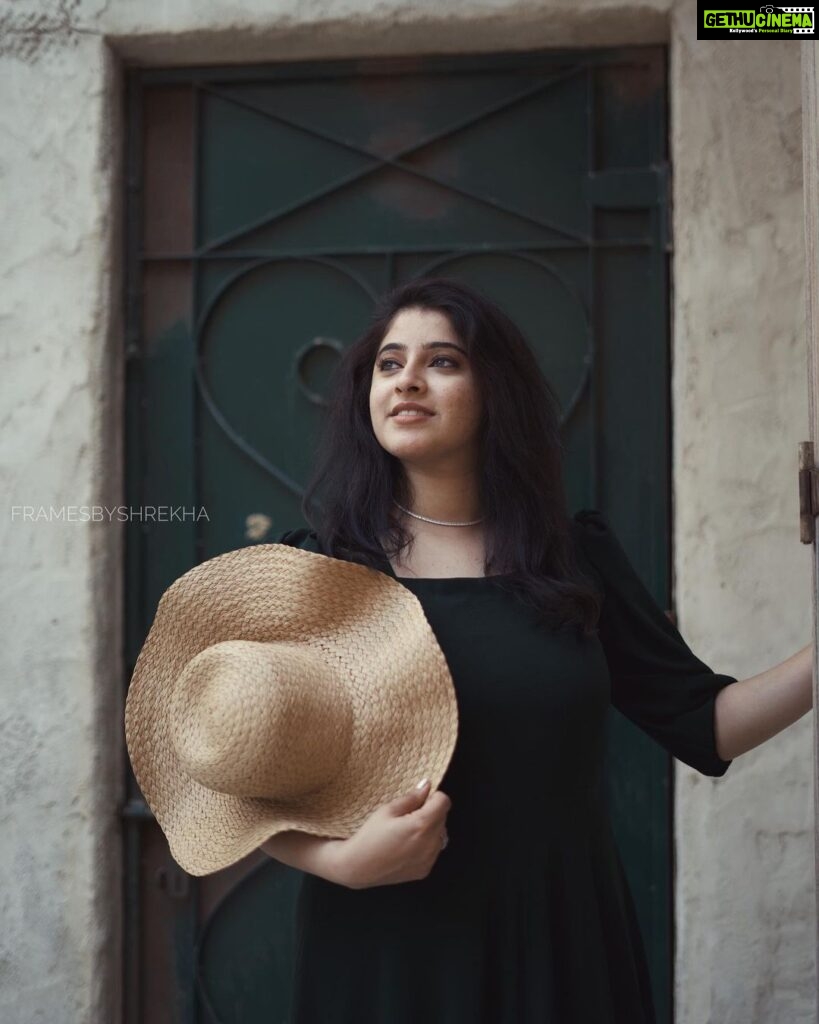 Aima Rosmy Sebastian Instagram - A Stroll by the Seef ✨ P.C @framesbyshrekha 📸 Wardrobe @amazebyashiyajesel 👗 .. . . . . . . . . . #instagood #instapost #instagram #instatrend #fashionblogger #story #storytime #dubai Al Seef Heritage Souq