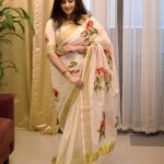 Aima Rosmy Sebastian Instagram - Onam Series✨🌸 Thank you so much @t3.tfab for this beautiful saree ✨ Click by @framesbyshrekha 📸 Wardrobe @t3.tfab & @tazzels3 👗 Jewels by @moonsilvertrading 💍 Sharjah