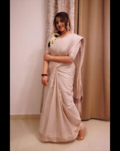 Aima Rosmy Sebastian Instagram - Making this onam cuter 🤩🌸

Attire @samrudhi_official 🥻