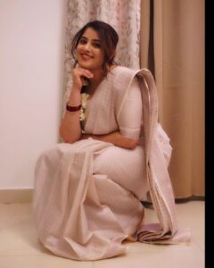 Aima Rosmy Sebastian Instagram - Making this onam cuter 🤩🌸

Attire @samrudhi_official 🥻