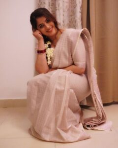 Aima Rosmy Sebastian Instagram - Making this onam cuter 🤩🌸

Attire @samrudhi_official 🥻