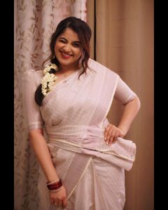 Aima Rosmy Sebastian Instagram - Making this onam cuter 🤩🌸

Attire @samrudhi_official 🥻