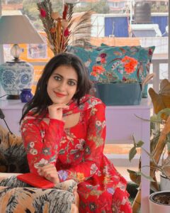 Aishu Instagram - Wishing all my lovely people an amazing Diwali this year🎊

May this auspicious Diwali be spent with utmost safety and happiness❤️

Wishing everyone a great diwali this year. 💙💫

Pc: @shyji_ads
#aishuads #diwali2022 #diwali #diwalipicture #loveforred