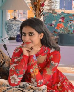 Aishu Instagram - Wishing all my lovely people an amazing Diwali this year🎊

May this auspicious Diwali be spent with utmost safety and happiness❤️

Wishing everyone a great diwali this year. 💙💫

Pc: @shyji_ads
#aishuads #diwali2022 #diwali #diwalipicture #loveforred