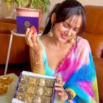 Akansha Chamola Instagram - Meethe se Judi hai aapki bacchpan ki yaadien ... Bacchpane waala MEETHA …. #diwalispecial #meethamemoments . . .. . . . . . . . . . . . . . . . . . . . . . . #trendingreels #trendingsongs #meetha #diwali #diwalivibes✨ #sweets #mithai #diwalisweets #diwali #samosa #khastakachori #indianfood #desi #saree #sareefashion #instadaily
