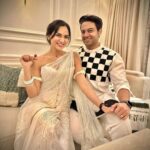 Akansha Chamola Instagram - On my count, everybody say, "Awwweeee.."😳😳😳🤭🤭🤭 🪔🪔🪔दिवाली की शुभकामनाएँ 🪔🪔🪔 . . . . . . . . . . . . . . . #diwali #diwalivibes✨ #happydiwali #couplegoals #couplestyle #stylegram #couplestyle #marriedlife #married #desifashion #saree #sareefashion #sareeindia #indian #desi #sareestyle #glitter #glowup #instagood #instalike #instafashion #diwalilook #lookbook #couplefashion #instacute #instalove #happyfaces