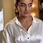 Akshara Singh Instagram - Look who's monitoring our shoot today, itne pyaar se kon dekhta hai yaarrrr🥺🥺🥺 Duggu cute❤🥰 . . . . #cutenessoverload #cute #cuteness #purelove #aksharasingh #aksharasinghofficial #trendy #instagood