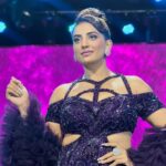 Akshara Singh Instagram - Go glamour ✨💜 . . . . . Outfit @thread_andtrends @fashion_stylist_7 Hair @kanizfatima_hairstylist Makeup 💄 @kanhaiyamakeup