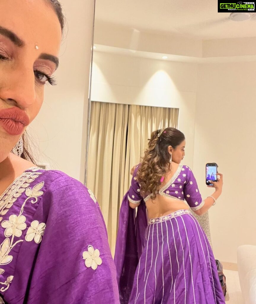 Akshara Singh Instagram - Mirror selfie is important at times 🫶🏻😘📷🌸✨ Love yourself ♥️ @anushkajain_designs @fashion_stylist_7 #aksharasingh