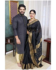 Akshaya Deodhar Instagram - मकर संक्रांतीच्या सर्वांना खुप खुप शुभेच्छा!🪁
तिळगुळ घ्या गोड गोड बोला !🥰
.
.
Beautiful Saree by @karigaree_handmade 
Jewellery by @tantuh_wirehandmadeartistry 
Hardeek’s Outfit by @theurbanstory_ 
.
.
.
.
.
#AkshayaDeodhar #HardeekJoshi #makarsankranti #AkshayaHardeek #AHa ❤️
