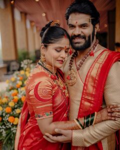 Akshaya Deodhar Instagram - Reel to Real✨ & Magical Forever..!♾️ 
#अहा❤️
.
Akshaya’s Saree: @saudamini_handloom
Akshaya’s Saree draping: @anaghakumbhr 
Blouse: @nishfash_design_studio
Akshaya’s Jutti: @chaljutti.official @amru_tak
Akshaya’s Hair: @komalpashankar_makeupartist
Akshaya’s Makeup: @madhurikhese_makeupartist 
Hardeek’s Outfit: @saudamini_handloom 
Hardeek’s Hair & Makeup- @makeovers_by_rahul 
Akshaya’s & Hardeek’s Styling: @anaghaghaisas
Jewellery: @ssnagarkarjewellers_official 
@prasad.nagarkar
Photos by @girish_katkar_photography 
Wedding decor & management @a3eventsandmedia 
Wedding planner @bhagatamol 
Location- @siddhigardensandbanquets
Managed by @wechitramedia @n.i.d.s_ @amolghodake_ 
.

.
#AkshayaHardeek #AkshayaDeodhar #HardeekJoshi #AHa