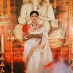 Akshaya Deodhar Instagram - गजवदना तु सुखकर्ता.. गजवदना तु दु:खहर्ता.. गजवदना मोरया.. मोरया… सूर निरागस हो.. गणपती सूर निरागस हो.. In frame @akshayaddr Location @kalasystudios @amru_tak Photography @niraj_sarda Video @prathamesh__kale_photography Decor @the_lounge_productions @sumeet_shinde79 Artistic Backdrop @artsynovabydamini Makeup @madhurikhese_makeupartist Hair - @komalpashankar_makeupartist Jewellery- @grand_rental_boutique Outfit @saudamini_handloom Blouse @nishfash_design_studio Drape @nilam_1687 #reelsinstagram #reelsviral #trendingnow #reelsviral #reelsvideo #ganpati #ganesha #decor #decoration #maharashtra #maharashtrianculture #tradition #culture #bappa #bappamorya #marathicelebs #akshayadeodhar #tujhyatjeevrangala #instagood #instagram #studio #studiospace #pune #kothrud #punecity #PrimeReels