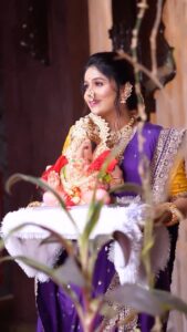 Akshaya Deodhar Instagram - बाप्पाच्या आगमनाची जंगी तयारी!🥳✨
.
.
Makeup and hair - @nikita_kumavat_makeovers 
Assist by- @madhuri_hairstylist 
Jewellery- @chandrakalm_jewellery 
Saree- @nakshtra252018 
Blouse- @rkboutiqueandtailors 
Photos and Video- @portraits_by_chinmay 
Shoot location - @beltungwada 
.
#AkshayaDeodhar #ganpatibappamorya #ganeshchaturthi #GaneshChaturthi2023 #shoot #reelsinstagram #trendingreels