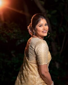 Akshaya Deodhar Instagram - सर सुखाची...!💛🤍
.
Makeup @visagemakeover
Hair @balikatandale.makeupartist
Saree by @karigaree_handmade 
Blouse by @outlookfashionhouse 
Jewellery by @chandrakalm_jewellery 
Photography @rvphotography78
Socials & PR by @wechitramedia @n.i.d.s_ 
.
#AkshayaDeodhar #AHA #Blessed