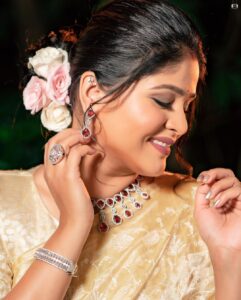 Akshaya Deodhar Instagram - सर सुखाची...!💛🤍
.
Makeup @visagemakeover
Hair @balikatandale.makeupartist
Saree by @karigaree_handmade 
Blouse by @outlookfashionhouse 
Jewellery by @chandrakalm_jewellery 
Photography @rvphotography78
Socials & PR by @wechitramedia @n.i.d.s_ 
.
#AkshayaDeodhar #AHA #Blessed