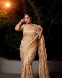 Akshaya Deodhar Instagram - सर सुखाची...!💛🤍
.
Makeup @visagemakeover
Hair @balikatandale.makeupartist
Saree by @karigaree_handmade 
Blouse by @outlookfashionhouse 
Jewellery by @chandrakalm_jewellery 
Photography @rvphotography78
Socials & PR by @wechitramedia @n.i.d.s_ 
.
#AkshayaDeodhar #AHA #Blessed
