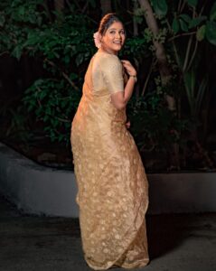 Akshaya Deodhar Instagram - सर सुखाची...!💛🤍
.
Makeup @visagemakeover
Hair @balikatandale.makeupartist
Saree by @karigaree_handmade 
Blouse by @outlookfashionhouse 
Jewellery by @chandrakalm_jewellery 
Photography @rvphotography78
Socials & PR by @wechitramedia @n.i.d.s_ 
.
#AkshayaDeodhar #AHA #Blessed
