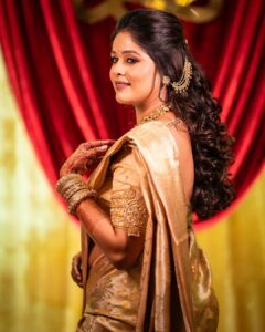 Akshaya Deodhar Instagram - मंगळागौर पुजन…🙏🏻✨
.
Makeup by @visagemakeover 
Hair by @nikita_kumavat_makeovers 
Saree by @saudamini_handloom 
Blouse by @nishfash_design_studio 
Jewellery by @chandrakalm_jewellery 
Hardeek’s Outfit by @theurbanstory_ 
Hardeek’s Makeup by @visagemakeover 
Venue: @avismara.celebrations 
Event: @bendrecaterers 
Decor by @wecorpevents 
Pictures by @sevenvowstories 
Event & PR by @wechitramedia @n.i.d.s_ 
.
#अहा #AHa #AkshayaDeodhar #HardeekJoshi #Mangalagaur #Pujan #Blessed