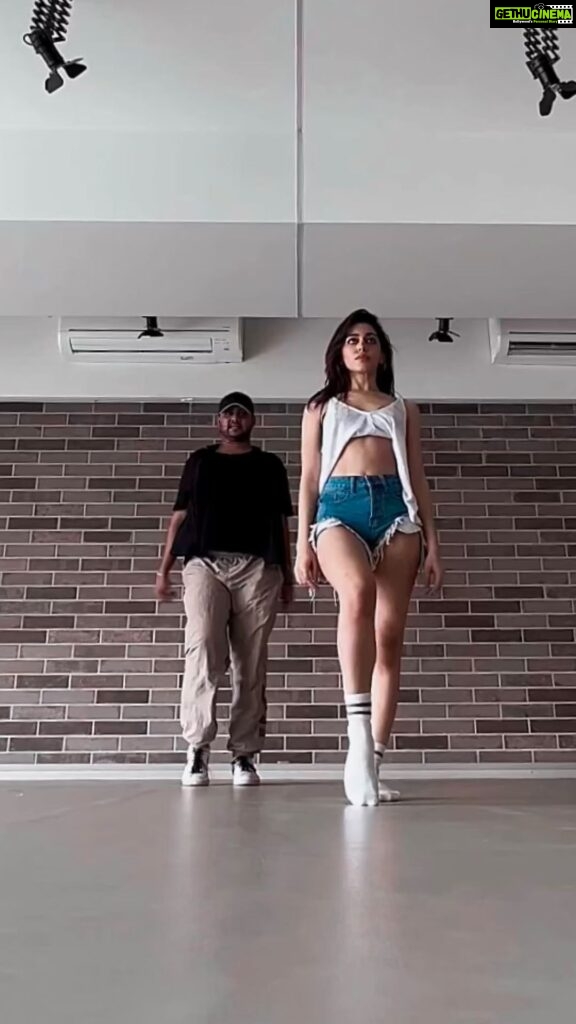 Alaya F Instagram - Listened to Dil Ko Hazar Bar and decided I had to dance to it atleast ek bar 🤷🏻‍♀🙄 Choreographed by and in frame : @yasshkadamm 🖤
