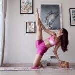 Alaya F Instagram - Back to yoga after a long long break, so reel toh banana hi tha 🤷🏻‍♀️ @pujiwoo
