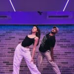 Alaya F Instagram - Hum toh #Chaleya 😋👋🏻 @yasshkadamm 🖤 Choreographed by and in frame @yasshkadamm Shot at @beatdancestudioo
