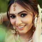 Alisha Prajapati Instagram - ऐसे नैनों की बातों में कोई क्यूँ न आये! 🤍✨ MUAH by @aanalsavaliya and @team_aanalsavaliyaorange Shot by @vishaljoshi0501 Edited by @deepjoshiii_ #reelsofIndia #reelsvideo #reelitfeelit #reelkarofeelkaro #reels #viralreels #reelinstagram #viral #trendingreels #explore #alishaprajapati #southindianactress #southindian #traditional #indian