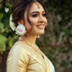 Alisha Prajapati Instagram - माना कि सादगी का दौर नहीं, मगर सादगी से अच्छा कुछ और नहीं! 🤍✨ MUAH by @aanalsavaliya and @team_aanalsavaliyaorange Shot by @vishaljoshi0501 Edited by @deepjoshiii_