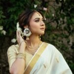 Alisha Prajapati Instagram - माना कि सादगी का दौर नहीं, मगर सादगी से अच्छा कुछ और नहीं! 🤍✨ MUAH by @aanalsavaliya and @team_aanalsavaliyaorange Shot by @vishaljoshi0501 Edited by @deepjoshiii_