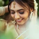 Alisha Prajapati Instagram - माना कि सादगी का दौर नहीं, मगर सादगी से अच्छा कुछ और नहीं! 🤍✨ MUAH by @aanalsavaliya and @team_aanalsavaliyaorange Shot by @vishaljoshi0501 Edited by @deepjoshiii_