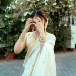 Alisha Prajapati Instagram - माना कि सादगी का दौर नहीं, मगर सादगी से अच्छा कुछ और नहीं! 🤍✨ MUAH by @aanalsavaliya and @team_aanalsavaliyaorange Shot by @vishaljoshi0501 Edited by @deepjoshiii_