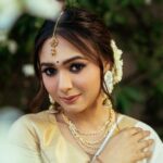 Alisha Prajapati Instagram - माना कि सादगी का दौर नहीं, मगर सादगी से अच्छा कुछ और नहीं! 🤍✨ MUAH by @aanalsavaliya and @team_aanalsavaliyaorange Shot by @vishaljoshi0501 Edited by @deepjoshiii_