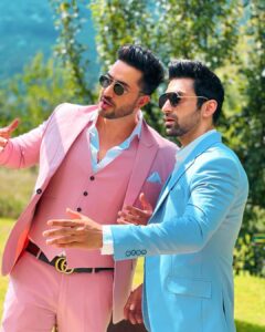 Aly Goni Instagram - My first best friend in mumbai 🫶🏻 our friendship proves that Har din na milne se dosti kam nahi hoti. Aaj bhi isharon mein baat samajh lete hai hum 😂Happy birthday mere bakchod dost ❤️ wish u all the happiness and success in life.. love u bro