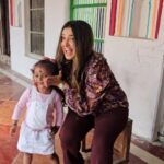 Amrapali Dubey Instagram - Aamrapali re with mam 🤭❤️ #trending #bhojpuri #aamrpalidubey #nirahua #azamgarh #viral #reels #kids #expression