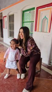 Amrapali Dubey Instagram - Aamrapali re with mam 🤭❤️

#trending #bhojpuri #aamrpalidubey #nirahua #azamgarh #viral #reels #kids #expression