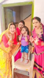 Amrapali Dubey Instagram - Masti with starcast of Madhumati specially Aamrapali mam❤️🥰

#shootingday #aamrpalidubey #Madhumati #azamgarh #movies #trending #mishti #nirahua