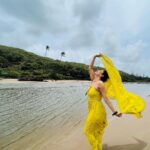Amruta Khanvilkar Instagram - #waterbaby #ratnagiri #travelshow #youtube Aare Ware Beach