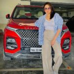 Amruta Khanvilkar Instagram - Yun hi chala chal rahi #youtubechannel #traveldiaries with @mgmotorin