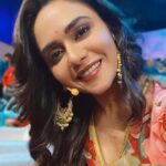 Amruta Khanvilkar Instagram – #timepass at 2.40 am waiting for the shoot to wrap up 
Any guesses ? What m I shooting for ? … 

#sleepy #packupkarado #timepass #amrutakhanvilkar